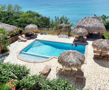 Martinique Iloma Hotel Blick auf Pool und Meer